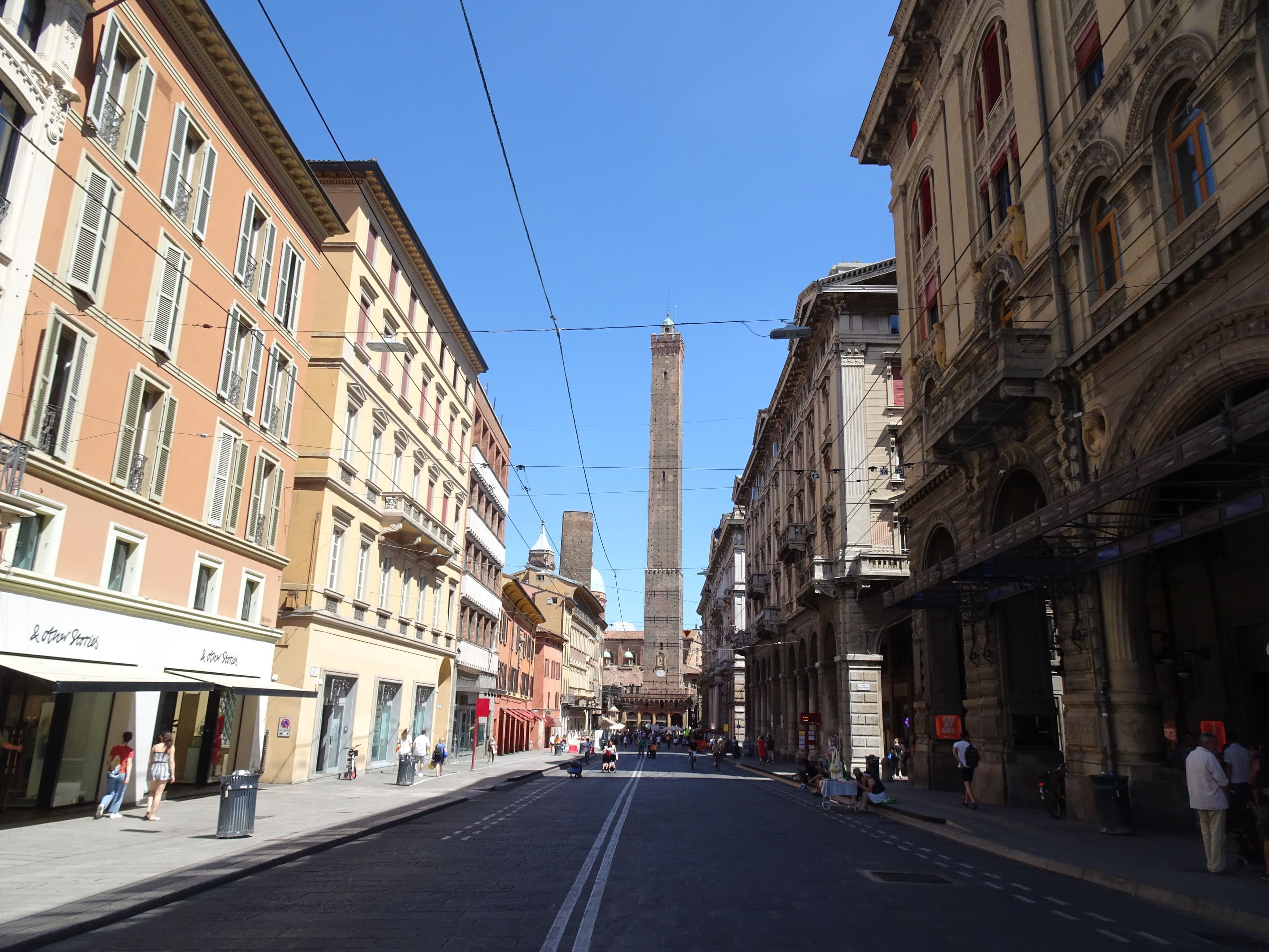 Via Rizzoli a Bologna con le Due Torri sullo sfondo