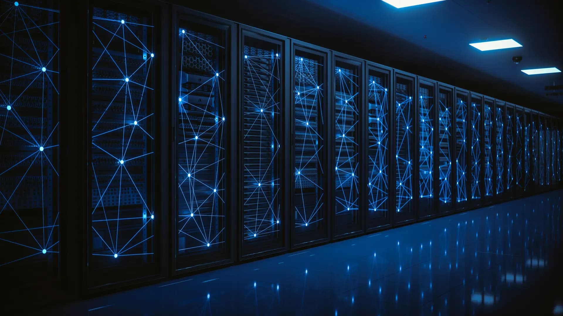 Fila di armadi server illuminati di blu in un data center